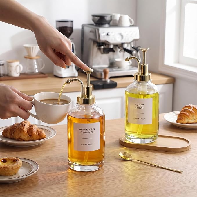 Remerry 2 Pcs Coffee Syrup Dispenser 16.9oz 500ml Glass Syrup Dispenser with 4 Spoons, 36 Labels and Bamboo Tray, Glass Bottles with Pump for Coffee Accessories(Golden)