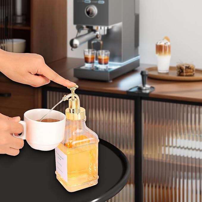BathAce Coffee Syrup Dispenser for Coffee Bar, Clear Glass Syrup Bottles with Pump, Refillable Maple Syrup Storage, Coffee Station Accessories and Organizer, 500ml, Set of 2 + Tray (Gold)