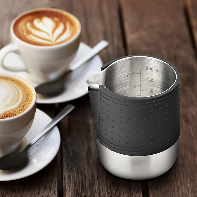 HOMEE Milk Frothing Pitcher, 12oz Stainless Steel Milk Steamer Jug With Rounded Spout, Espresso Milk Pitcher With Heat Resistant Silicone Grip Pads, Expresso Machine, Latte Art, Silver
